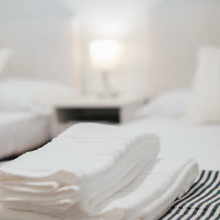 One & Lux- Lagar Apartment