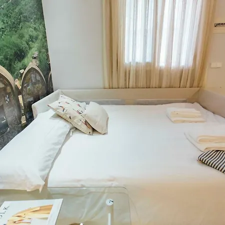 One & Lux- Lagar Apartment